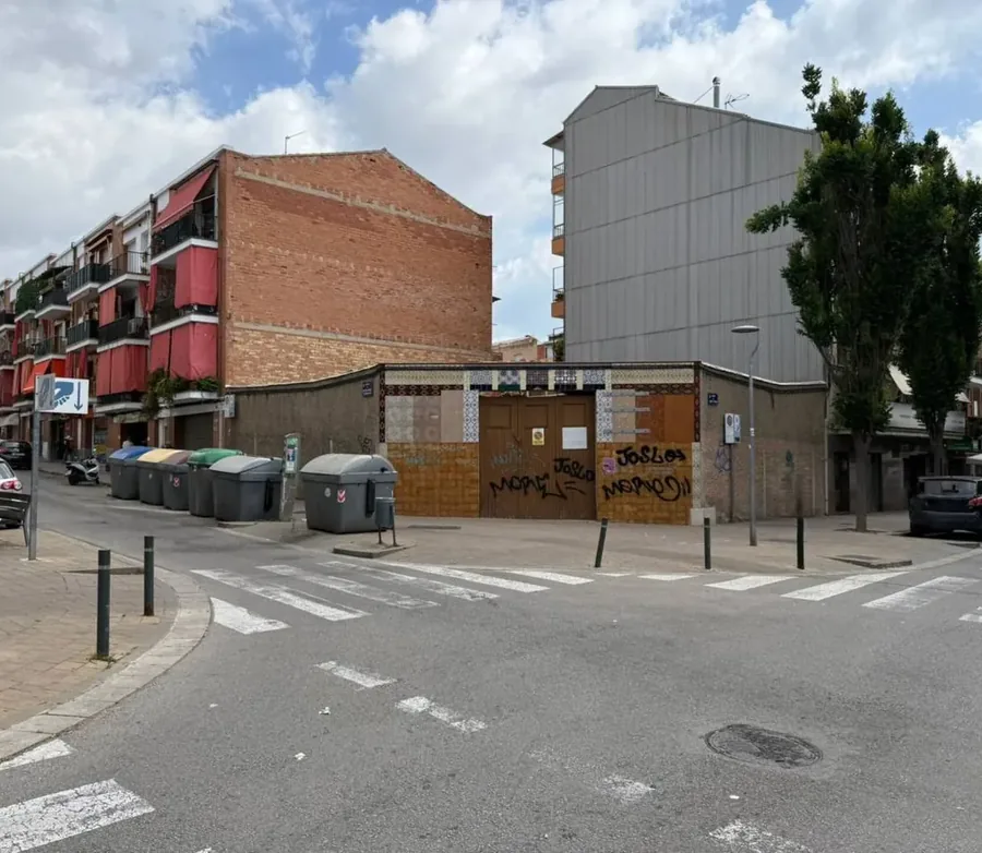 Solar en esquina sin uso en el carrer de Sant Tomàs, Terrassa